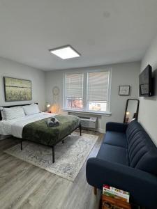 a bedroom with a bed and a couch at Yale Casa Baya in New Haven