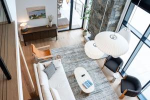 un soggiorno con un divano, sedie e un tavolo di Ghost Peak Chalet - Ski-In Access a Port Mann