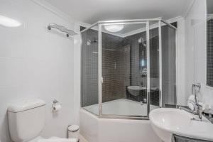 une salle de bain avec une douche, des toilettes et un lavabo dans l'établissement Citystyle 1Brm Phoenix in Braddon, à Braddon