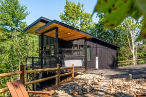 セバービルにあるHoneyscape Treehouse HotTub Intimate Getaway Firepitの木造家屋