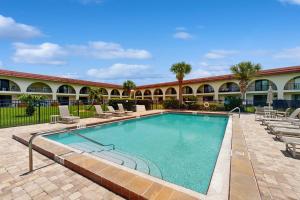 Bazén v ubytování Steps away from Beach & Pool a two-story townhome on Anastasia Island. nebo v jeho okolí + 39 fotografií