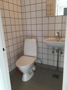 Bilik mandi di 62N Guesthouse Marknagil
