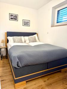 1 cama en un dormitorio con colchón azul en Neue und sonnige Doppelhaushälfte in Dobl bei Graz Top 2, en Dobl 32 fotos más