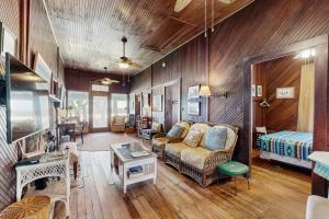 un soggiorno con un divano e un tavolo di Fabulous oceanfront home with ocean view, WiFi, washer/dryer, & central AC a Summer Haven