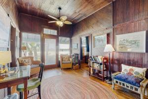 un soggiorno con pareti in legno e soffitto di Fabulous oceanfront home with ocean view, WiFi, washer/dryer, & central AC a Summer Haven