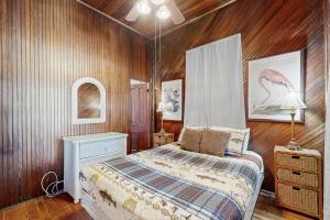 una camera da letto con un letto, un tavolo e una lampada di Fabulous oceanfront home with ocean view, WiFi, washer/dryer, & central AC a Summer Haven