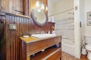 un bagno con lavandino e specchio di Fabulous oceanfront home with ocean view, WiFi, washer/dryer, & central AC a Summer Haven Altre 35 foto