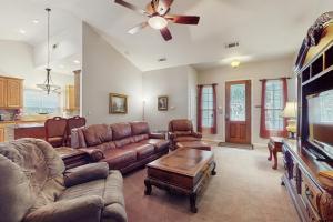 a living room with leather furniture and a ceiling fan at Pomegranate Leisure in Cedar Park