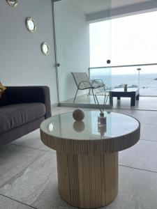 Et opholdsområde på Departamento único con vista al mar y terraza