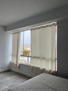 En eller flere senge i et værelse på Departamento único con vista al mar y terraza