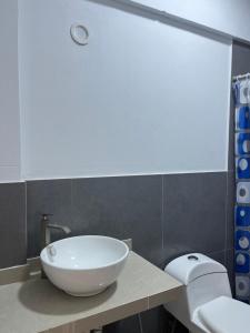 Et badeværelse på Departamento único con vista al mar y terraza