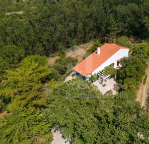 una vista dall'alto di una casa con un tetto arancione di Casa Lantana by ACasaDasCasas a Casas Velhas Altre 19 foto