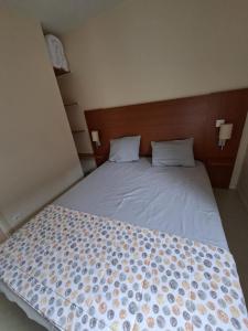 una camera da letto con un letto con copriletto floreale di cottage Le Vau15 a Chaveignes