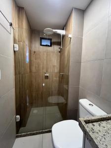 TV y baño con ducha y aseo. en Cupe Porto de Galinhas - Cupe Exclusive 407, en Porto de Galinhas 21 fotos más