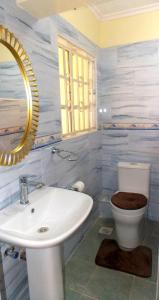 Ένα μπάνιο στο Axis Garden Suites 8-Bedroom Villa Near JKIA & SGR Sleeps 16 Private Garden Retreat in Syokimau