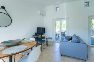 una sala de estar con una mesa y un sofá en Le Mozart - Aix, en Aix-en-Provence