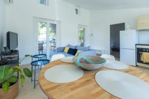 una sala de estar con una mesa con tazones. en Le Mozart - Aix, en Aix-en-Provence