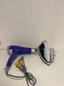 Un secador de pelo eléctrico azul con un cable sobre un mostrador. en Cupe Porto de Galinhas - Cupe Exclusive 407, en Porto de Galinhas