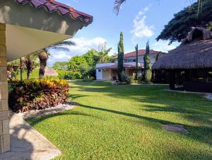 a yard of a house with a grass yard at Casa Hacienda Fatima en Rozo in Palmira