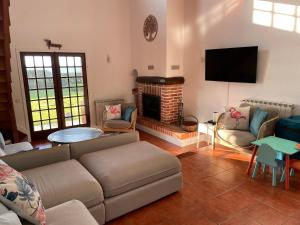 ein Wohnzimmer mit Sofa und Kamin in der Unterkunft First-Line Oceanfront House in Moledo in Moledo