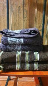 ein Stapel Handtücher auf einem Regal in der Unterkunft Hanki Guest House syariah in Gadok 1