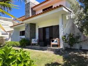 Blick auf die Vorderseite eines Hauses in der Unterkunft First-Line Oceanfront House in Moledo in Moledo