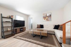 Una sala de estar con un sofá y una mesa de café. en 2 homes Central Villa, en San Diego