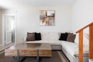 Una sala de estar con un sofá y una mesa de café. en 2 homes Central Villa, en San Diego 52 fotos más