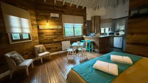 a large room with a bed and a kitchen at Departamentos de El Mercado in Villa La Angostura