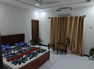 Ένα ή περισσότερα κρεβάτια σε δωμάτιο στο CH Rayzm Family Guest house +10 φωτογραφίες