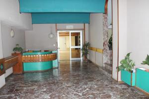 a hallway with a blue ceiling and a hallway with plants at Suitedelmare in Gallipoli