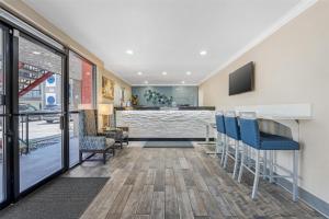 a lobby with a bar with chairs and a counter at Best Western Courtesy Hotel - Anaheim Resort Amusement Park in Anaheim