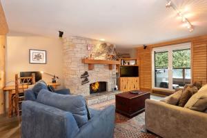 Posezení v ubytování Hearthstone Lodge 3 | Central Whistler Village Condo with Sauna & Hot Tub