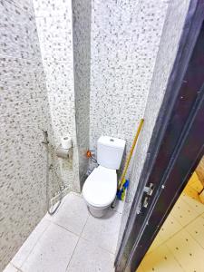 タンジェにあるComfortable apartmentの小さなバスルーム(壁にトイレ付) +6枚の写真