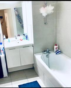 Koupelna v ubytování Chambre chez Flore, Versailles Thoiry, France, miniature