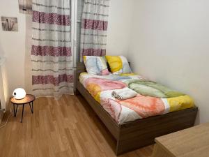 Postel nebo postele na pokoji v ubytování Chambre chez Flore, Versailles Thoiry, France, miniature