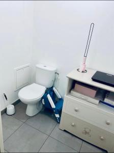 Koupelna v ubytování Chambre chez Flore, Versailles Thoiry, France, miniature