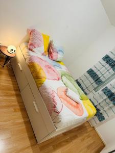 Postel nebo postele na pokoji v ubytování Chambre chez Flore, Versailles Thoiry, France, miniature