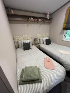 Postel nebo postele na pokoji v ubytování Autumn Hot Tub Lodge - Fishing