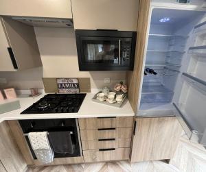 Kuchyň nebo kuchyňský kout v ubytování Autumn Hot Tub Lodge - Fishing + 13 fotografií