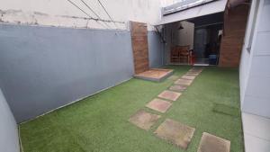 an empty courtyard with green grass in a building at Condomínio Lion Ville in Benjamim