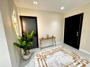 Ένα ή περισσότερα κρεβάτια σε δωμάτιο στο 83/17/3 (2) · Pure Luxury Awaits-> in our Spacious 2BR Oasis