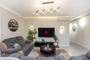 Μια τηλεόραση ή/και κέντρο ψυχαγωγίας στο 83/17/3 (2) · Pure Luxury Awaits-> in our Spacious 2BR Oasis +39 φωτογραφίες