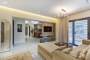 Μια τηλεόραση ή/και κέντρο ψυχαγωγίας στο 83/17/3 · 5BR-4BATH Spacious Luxury Haven