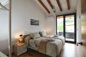 ein weißes Schlafzimmer mit einem Bett und einem Fenster in der Unterkunft vivienda vacacional LA PAULA in Sirviella