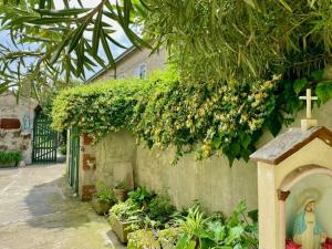 een kerk met een kruis aan de zijkant van een gebouw bij L'ENCANTO DE LUNA -Una Casa Autentica Comacchiese in Comacchio