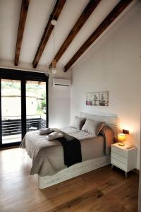 ein Schlafzimmer mit einem großen Bett und einem großen Fenster in der Unterkunft vivienda vacacional LA PAULA in Sirviella