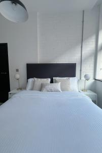 Postel nebo postele na pokoji v ubytování 1 Bed Central Leeds Luxury Stay