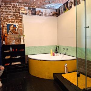 Ένα μπάνιο στο Pet-friendly City Loft Apartment