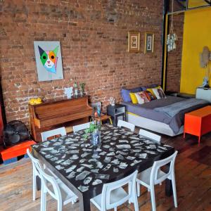 Ένα ή περισσότερα κρεβάτια σε δωμάτιο στο Pet-friendly City Loft Apartment +36 φωτογραφίες